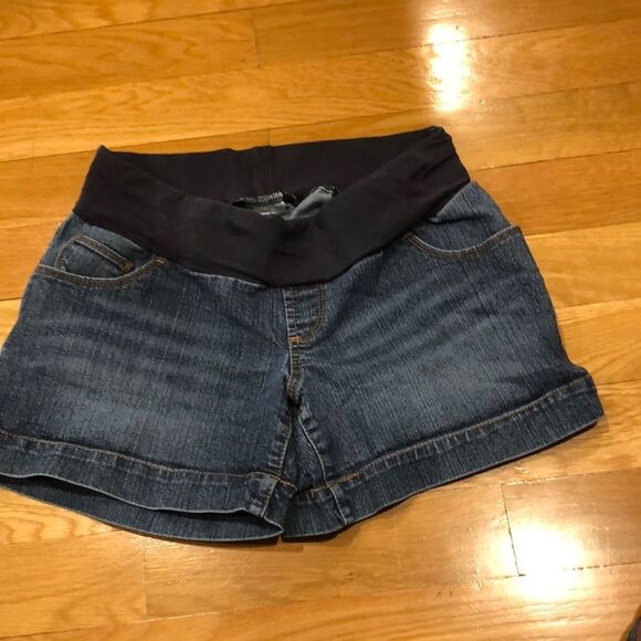 𝅺MOTHERHOOD jeans shorts size medium. - Picture 1 of 7